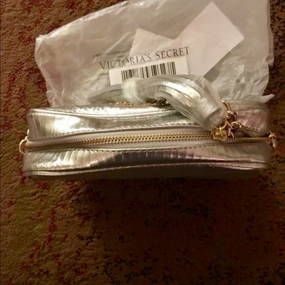 NWT Victoria Secret metallic bag with gold chain - Picture 5 of 7